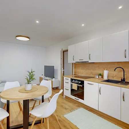 Flexihome Sk - Jantarova - 65m2 - 2 Bedroom - Garage Parking Appartement